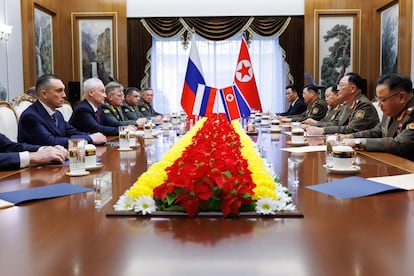 El ministro de Defensa de Corea del Norte, No Kwang Chol (segundo por la derecha), y el ministro de Defensa de Rusia, Andri Belosov, (segundo por la izquierda), durante su reunin en Pyongyang, este viernes.