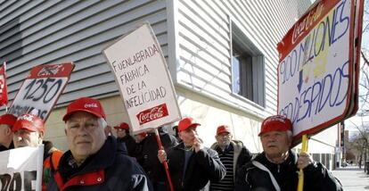 Trabajadores de Coca Cola con pancartas durante una concentración frente a la Asamblea de Madrid