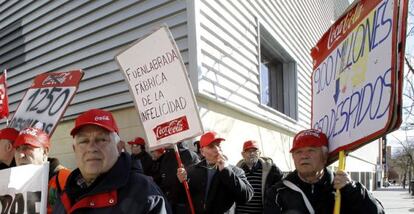 Trabajadores de Coca Cola con pancartas durante una concentraci&oacute;n frente a la Asamblea de Madrid