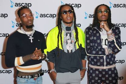 <p><strong>Quién, dónde y cuándo.</strong> Migos. 1 de junio de 2018. Primavera Sound. Barcelona <br /><strong>Por qué se canceló. </strong> Es una de las sensaciones del hip hop actual, pero no deben mirar demasiado esa cantidad de grandes relojes que siempre lucen con orgullo todos los raperos norteamericanos. Por eso terminaron perdiendo el vuelo que tenía que trasladarles hasta Barcelona. Esa es la versión oficial dada por el Primavera Sound en el momento de anunciar, a través de las redes sociales, que Migos se caían del cartel de su última edición. "Pese a los esfuerzos de sus representantes y la organización del festival no ha sido posible encontrar una solución a tiempo", concluía la organización, que pocos minutos después anunciaba a Skepta como sustituto prematuro -finalmente fueron Los Planetas quienes ocuparon el lugar exacto de Migos en la programación tras otra reestructuración-. <strong><br />Momento de máxima tensión.</strong> Los episodios más frenéticos se vivieron en las oficinas del festival a partir de esa llamada que nunca quieren recibir sus organizadores: "Lo sentimos, X ha perdido el vuelo". El público del Primavera Sound, siempre exigente, se tomó la noticia en redes dividiéndose entre quienes mostraban su pesar y quienes estaban más que encantados al no tener una especial querencia por el hip hop. "Fue un error desde el principio. Migos no representa lo que es Primavera Sound. Y segundo error ser cabeza del cartel. ¿A quién se le ocurrió?", plantea un asistente en el Facebook del festival. Otro, <a href="http://jenesaispop.com/2018/06/01/332075/migos-cancelan-primavera-sound-2018/" target="_blank">en la web Jenesaispop</a>, sentencia: "Un drama lo de Migos, pero parece que ya es costumbre. Que espabilen un poco los del Primavera. Eso de decir que 'han perdido el vuelo' para luego meter Skepta el día siguiente es una patochada, ¡será por vuelos! No sé entiende que se mienta de esta manera y que encima lo avisen cuatro horas antes de su supuesta actuación". En la imagen, Offset, Takeoff y Quavo, componentes del grupo Migos, en 2018. </p>