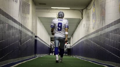 Romo camina en uno de los túneles del estadio de Texas