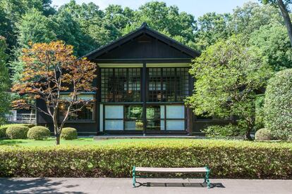 La pionera casa de Kunio Maekawa, reubicada y ahora parte del Museo de Arquitectura al Aire Libre Edo-Tokyo, es un ejemplo maravilloso del fértil diálogo entre la estética tradicional japonesa y las filosofías del Movimiento Moderno europeo.