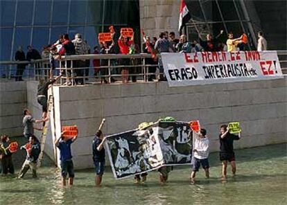 Varios colectivos simularon ayer una <i>invasión</i> del Museo Guggenheim de Bilbao.