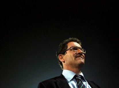 Capello saluda al público en Israel tras el partido de la paz.