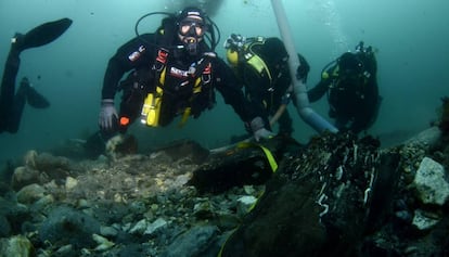 Buceadores de la Armada española con el arqueólogo director de la excavación arqueológica entre los restos del galeón 'San Giacomo di Galizia', en Ribadeo.