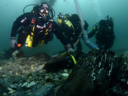 Buceadores de la Armada española con el arqueólogo director de la excavación arqueológica entre los restos del galeón 'San Giacomo di Galizia', en Ribadeo.
