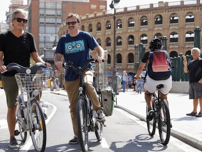 Colville-Andersen, a la izquierda, con el concejal Giuseppe Grezzi durante su recorrido del anillo ciclista de Valencia. 