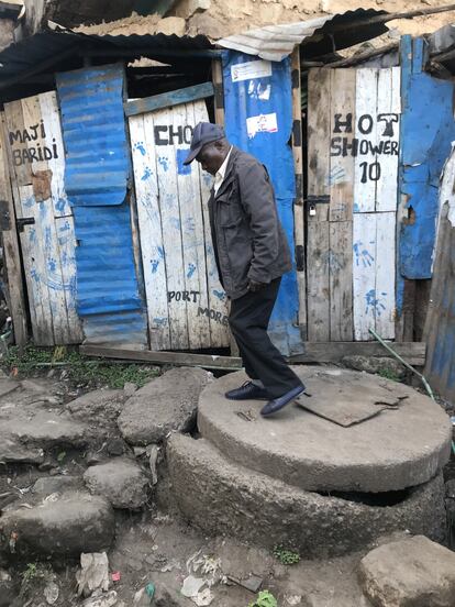Un señor mayor pasa por delante de una ducha pública en el asentamiento de Mathare. Una ducha caliente cuesta 10 chelines, el equivalente a aproximadamente 10 céntimos de euro.