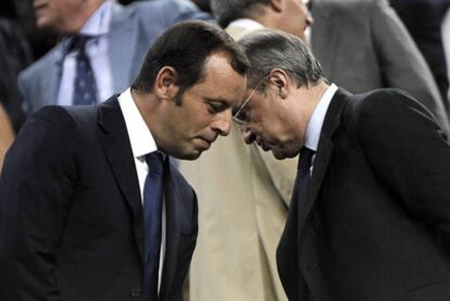 Sandro Rosell y Florentino Pérez charlan en el palco del Camp Nou antes del partido de vuelta de la Supercopa de España, disputado en agosto.