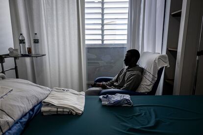 Ibrahima, lleva un mes internado en la primera planta del Hospital de El Hierro.