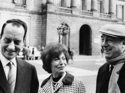 Pablo Neruda, con Esteban Busquets y Matilde Urrutia, en Barcelona.  
