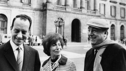 Pablo Neruda, con Esteban Busquets y Matilde Urrutia, en Barcelona.  