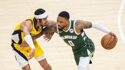 Damian Lillard, de los Milwaukee Bucks, lleva el balón ante Andrew Nembhard, de los Indiana Pacers, en el partido de este jueves.