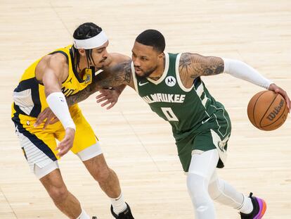 Damian Lillard, de los Milwaukee Bucks, lleva el balón ante Andrew Nembhard, de los Indiana Pacers, en el partido de este jueves.