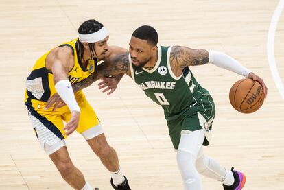 Damian Lillard, de los Milwaukee Bucks, lleva el balón ante Andrew Nembhard, de los Indiana Pacers, en el partido de este jueves.