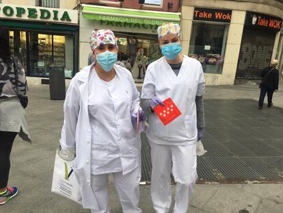 Sara y Jasmin, dos enfermeras, recogen sus mascarillas en la farmacia de la plazuela de Antón Martín.