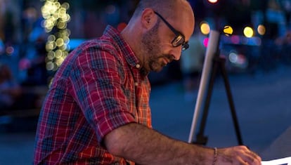 Ángel Cortés pintando uno de sus cuadros