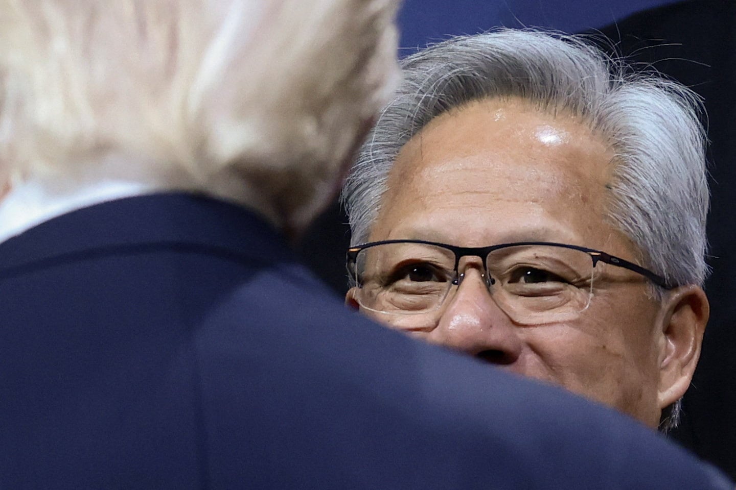 Donald Trump, de espaldas, junto al consejero delegado de Nvidia, Jensen Huang, en noviembre.