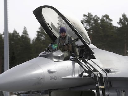 Un piloto en un caza F-16, en la base estonia de Amari.