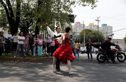 Una pareja de bailarines actúa en una de las calles de Ciudad de México.