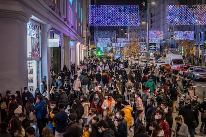 Aglomeraciones  la Gran Vía, en el centro de Madrid.