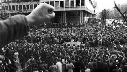 Una multitud acomiada les víctimes a Atocha.