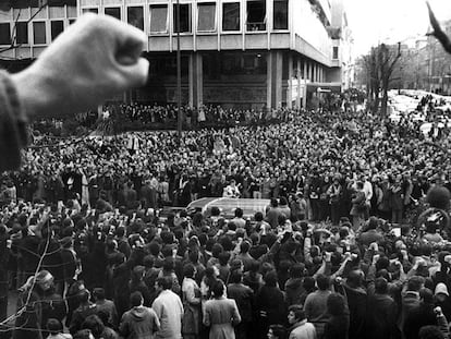 Una multitud acomiada les víctimes a Atocha.