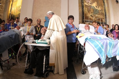 El Papa saluda a los enfermos en el santuario mariano de Bonaria en Cagliari (Cerdeña, Italia), en una visita pastoral el 22 de septiembre de 2013.