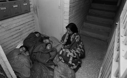 Un matrimonio sin hogar y sus cuatro hijas duermen en octubre de 1978 en un portal del barrio de San Cristóbal de los Ángeles, en el distrito de Villaverde Bajo, Madrid, tras desalojar voluntariamente la vivienda vacía que habían ocupado.