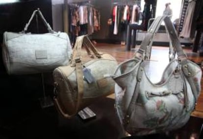 Detalle de bolsos femeninos en una tienda del diseñador español Adolfo Domínguez. EFE/Archivo