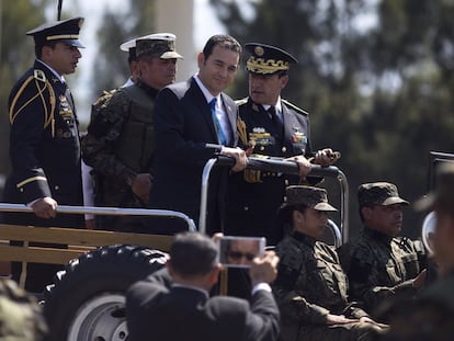 El presidente de Guatemala, Jimmy Morales, acompa&ntilde;ado de los mandos militares. 