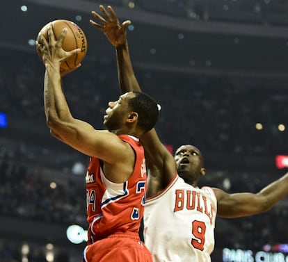 Willie Green, de Los Angeles Clippers, trata de lanzar a canasta ante Luol Deng, de los Bulls