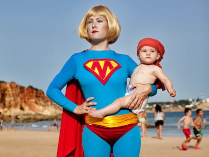 'Superm en la playa de Conil', de la artista Verónica Ruth Frías.