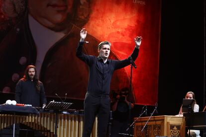 El tenor Benedikt Kristjánsson (centro), la clavecinista y organista Elina Albach (derecha) y el percusionista Philipp Lamprecht (izquierda) durante su interpretación de la 'Johannes-Passion à trois' en la Marktplatz de Leipzig la noche del domingo.