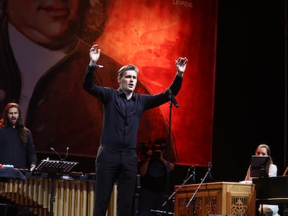 El tenor Benedikt Kristjánsson (centro), la clavecinista y organista Elina Albach (derecha) y el percusionista Philipp Lamprecht (izquierda) durante su interpretación de la 'Johannes-Passion à trois' en la Marktplatz de Leipzig la noche del domingo.