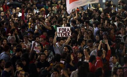 Partidarios de Dilma Rousseff protestan por la decisión del Senado de destituirla, en Río de Janeiro (Brasil).