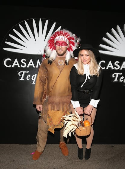 Hilary Duff y su novio Jason Walsh acudieron a una fiesta de Halloween de 2016 vestidos de peregrina estadounidense e indio americano. Después de la mala reacción por parte de sus admiradores la cantante pidió disculpas.