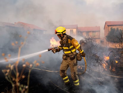 Los sindicatos piden equiparar las condiciones laborales de los bomberos forestales que se enfrentan a los incendios en España