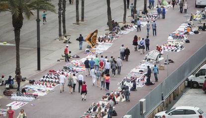 Decenas de manteros ocupan el paseo Joan de Borbó, en la Barceloneta, y los alrededores del Port Vell.