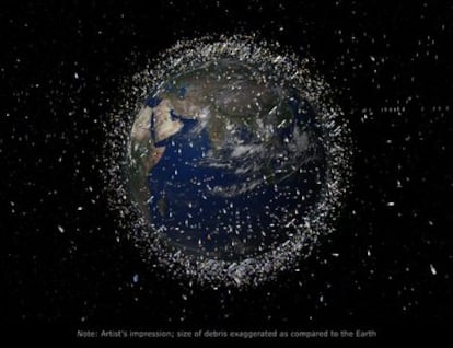 Recreación de la basura espacial que rodea la Tierra. El tamaño de los desechos está exagerado con respecto al del planeta. El 70% se encuentra a menos de 2.000 kilómetros de altura.