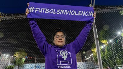 Luz Varinia, integrante de la Barra Feminista Mx, sostiene el banderín del grupo en la Ciudad de México, el 7 de diciembre de 2022.