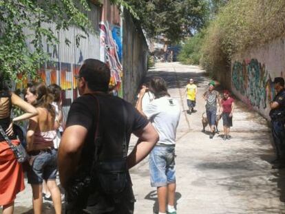 Tres policías vigilan el desalojo del centro okupado.