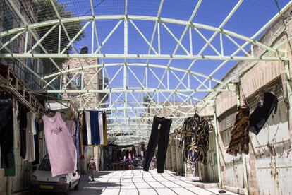 Tienda de ropa en el zoco de Hebrón.