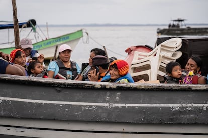 A family leaves Gardi Sugdub with all their belongings and sails to Isberyala.