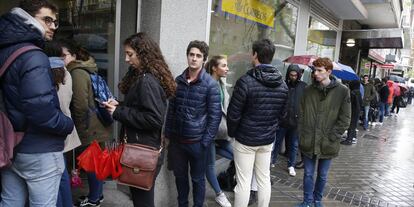 La gente espera para emitir su voto en la oficina de Guzmán el Bueno.