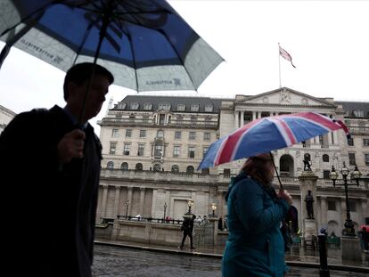 Un turista con un paraguas del 'Union Jack' cerca del Bank de Inglaterra este jueves.