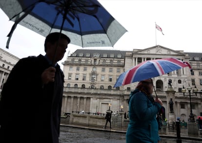 Un turista con un paraguas del 'Union Jack' cerca del Bank de Inglaterra este jueves.