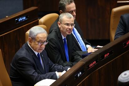 Benjamín Netanyahu, a la izquierda, junto a su ministro de Defensa, Yariv Levin, durante la votación del lunes en el Parlamento, en Jerusalén.