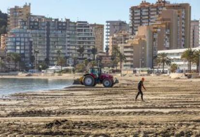 Máquinas excavadoras reconstruyendo la playa en Calp.