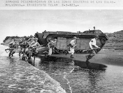 El descenso de tropas de la Armada Argentina en Puerto Argentino (también conocido como Puerto Stanley), en la isla Soledad.
